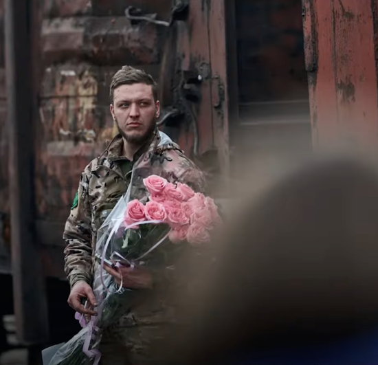 Військовий залишив квіти на вокзалі, бо думав, що дівчина його покинула: чим закінчилась історія, яка зачепила українців
